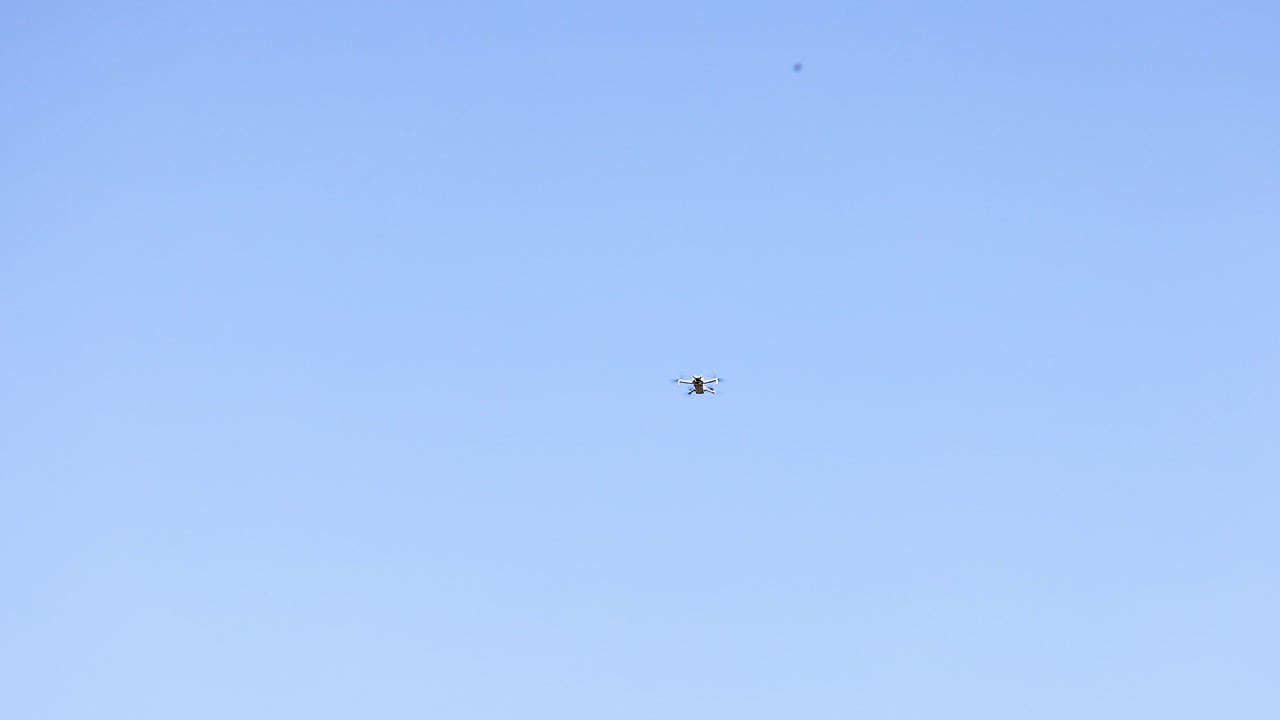 은 파란 하늘에서 날아다니는 드론