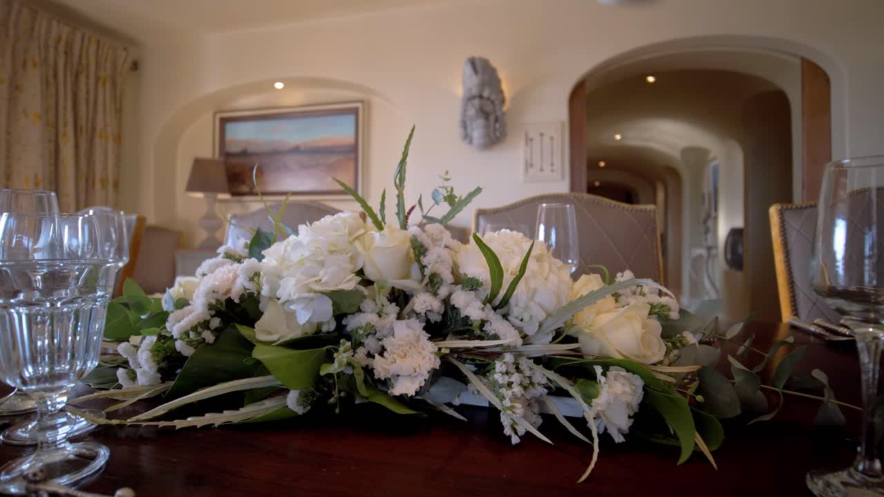 저녁 식사 나 행사 의 중심 부분 의 꽃 장식,  ⁇  장미 와 다른  ⁇  꽃 을 바탕으로 한 장식, 손님 을 환영 하기 위해 준비 된 테이블 세트