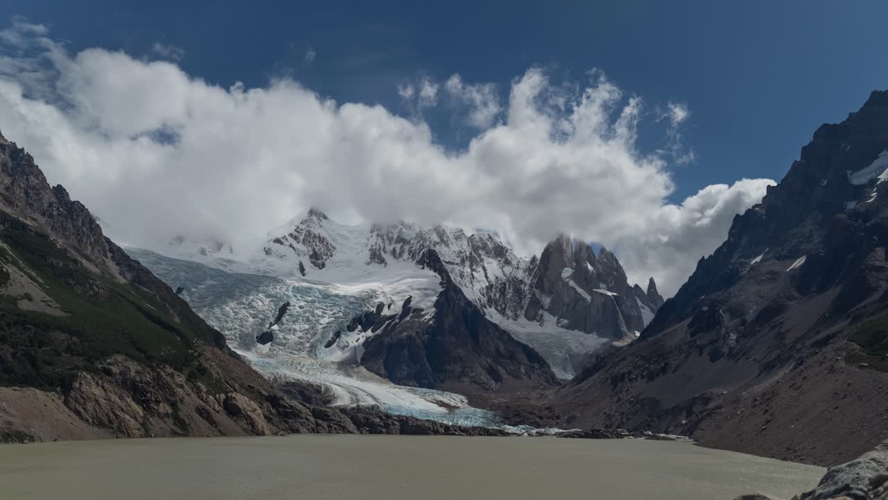 Nuvole bianche e soffici sopra il Monte Cerro Torre e la Laguna Torre nel Parco Nazionale Los Glaciares, Argentina