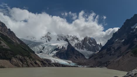 Nubes-Blancas-Y-Esponjosas-Sobre-La-Montaña-Cerro-Torre-Y-La-Laguna-Torre-En-El-Parque-Nacional-Los-Glaciares,-Argentina