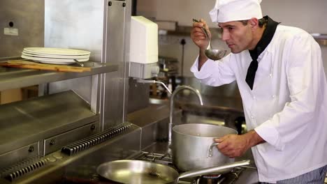 un chef guapo mezclando una olla grande