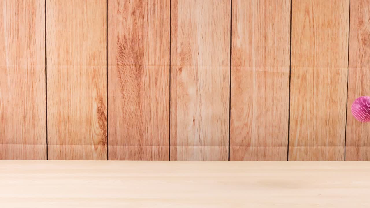 공이 나무 바닥에서 뛰고 있다