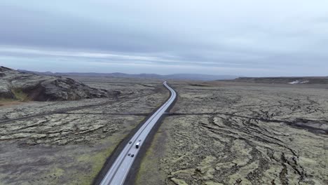 環形公路,在冰島的國家公路上行駛的車輛