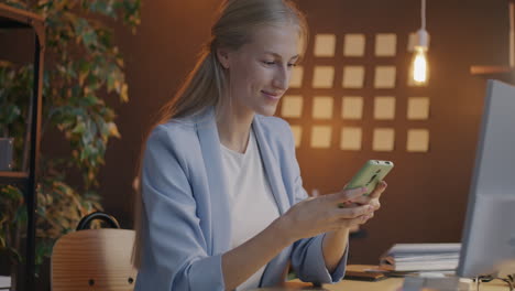 mujer haciendo pago en línea
