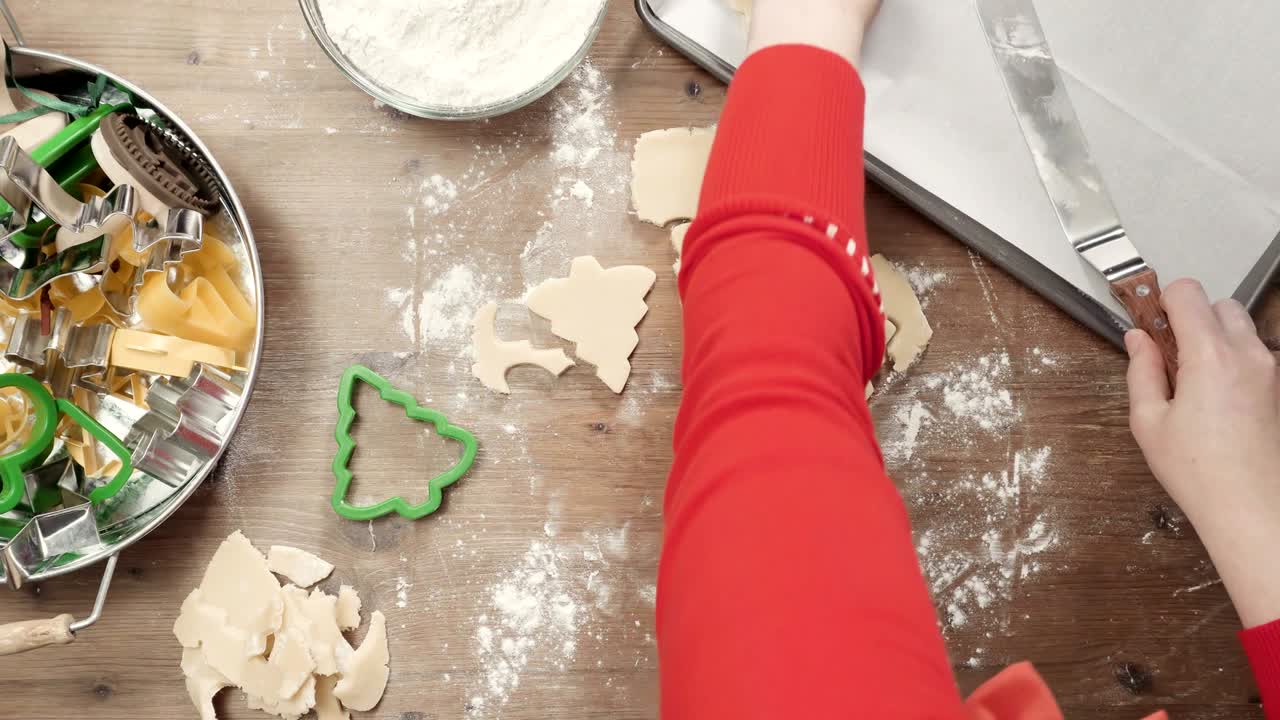 hornear galletas de azúcar para navidad.