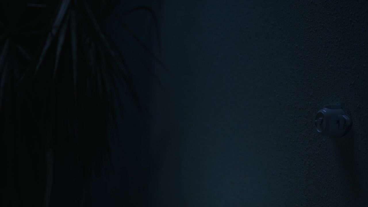 joven arreglando un interruptor de luz por la noche