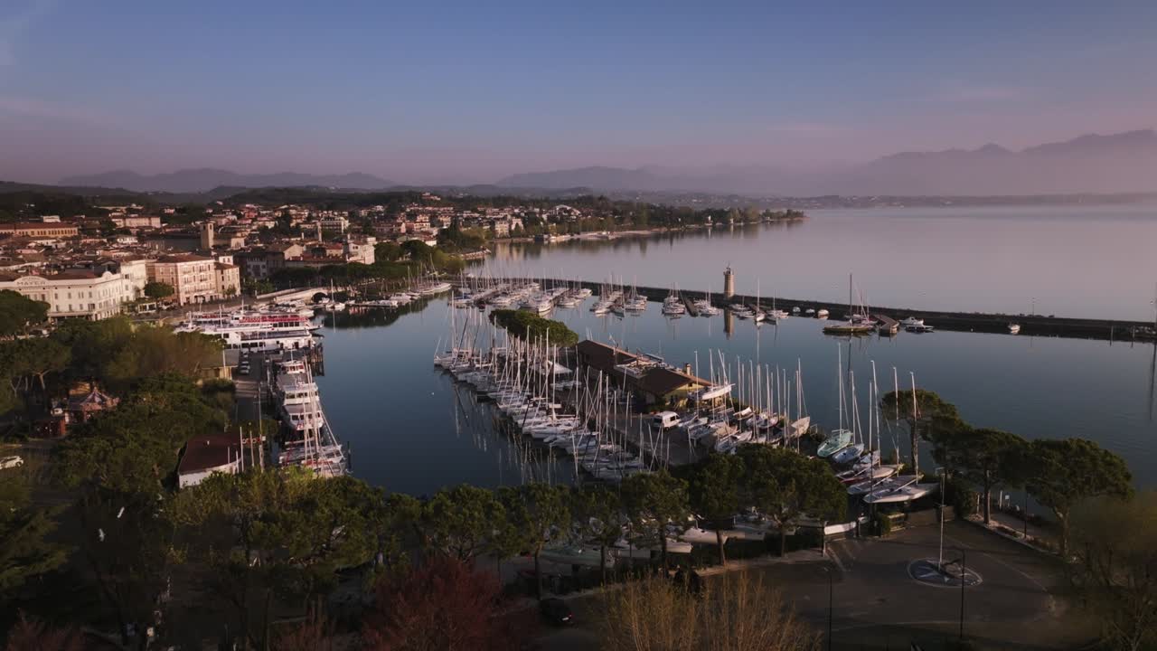 imágenes aéreas en el lago garda en desenzano del garda