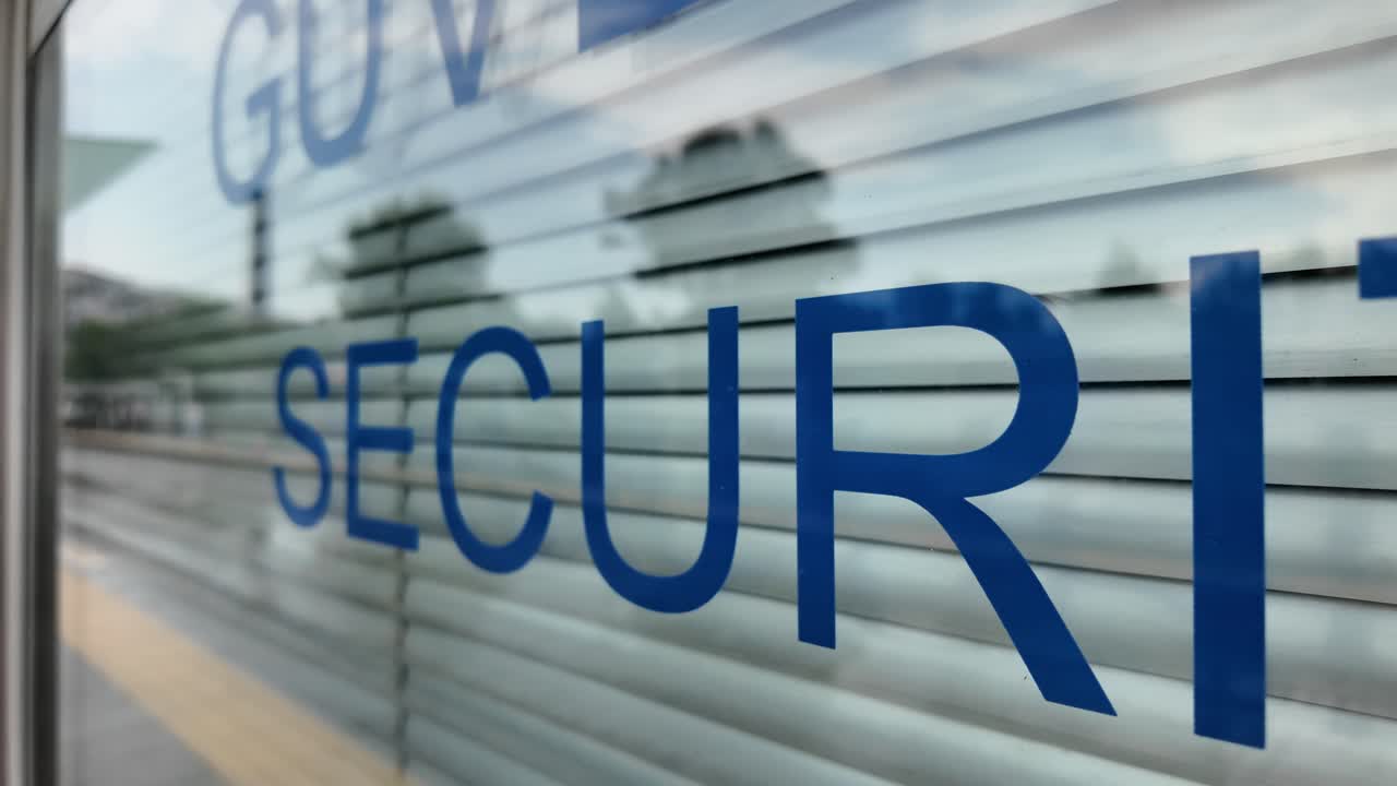 Cartello di sicurezza governativa sulla finestra