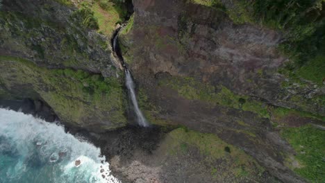 Aussichtspunkt-Brautschleier,-Felsige-Küste-Und-Wasserfall-Auf-Der-Insel-Madeira,-Portugal