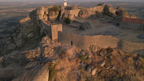 Monsanto-Schloss-Und-Umliegende-Landschaft-Bei-Sonnenaufgang,-Portugal