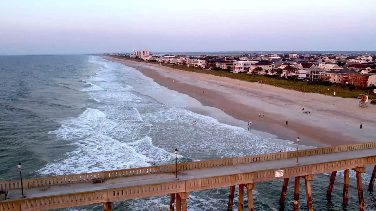 Ripresa aerea in allontanamento da Wrightsville Beach, Carolina del Nord