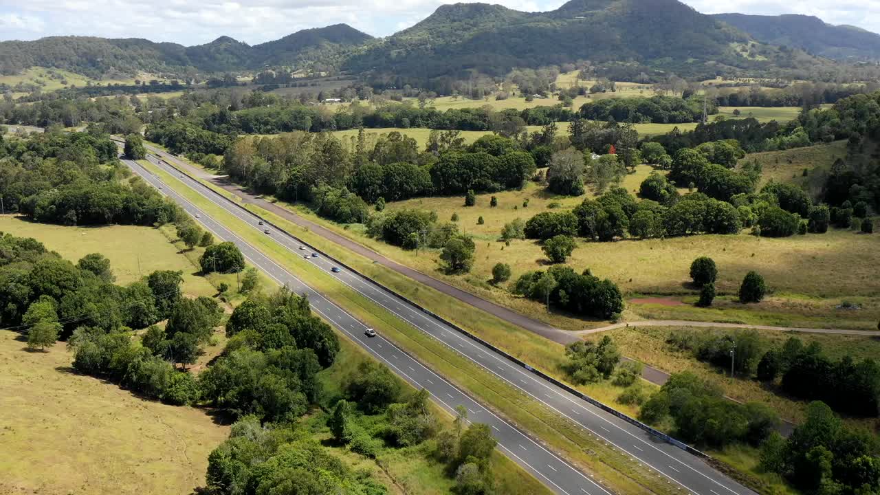 antena de hiperlapso de la autopista bruce m1: una autopista rural en la costa del sol, queensland, australia