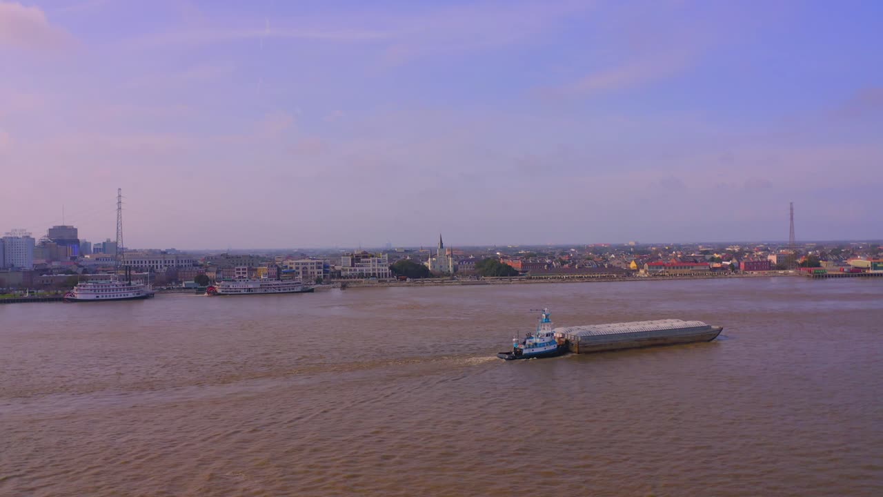 뉴올리언스의 미시시피 강에서 바지선과 푸시보트 주변을 패닝