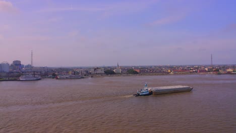 Panorámica-Alrededor-De-La-Barcaza-Y-Pushboat-En-El-Río-Mississippi-En-Nueva-Orleans