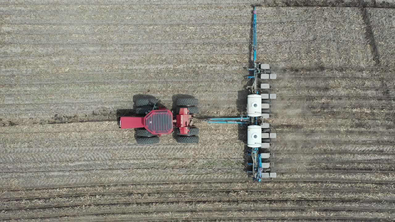 vista aérea de un tractor plantando cultivos en el campo