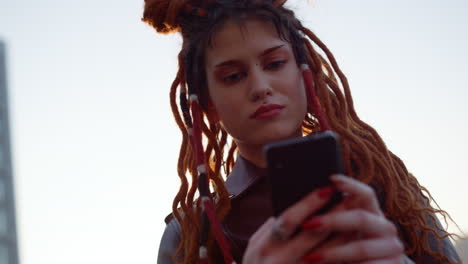 mujer enfocada leyendo un mensaje en el celular. chica seria escribiendo en la pantalla del teléfono.