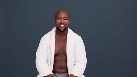 hombre negro, riendo y cara con toalla de spa