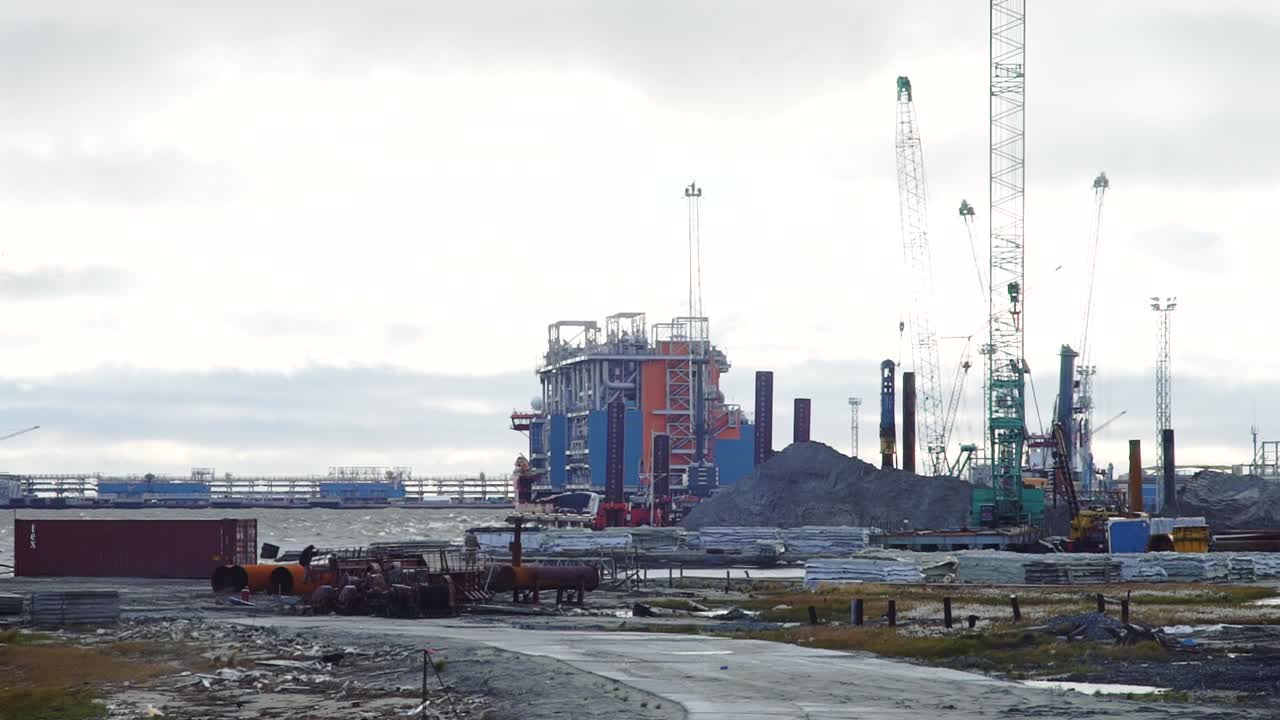 строительные и погрузочные операции на портовом объекте