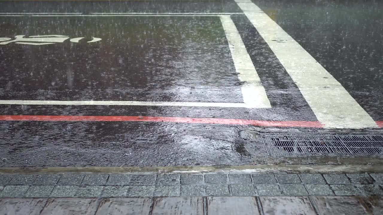 el camino en el día de fuerte lluvia.