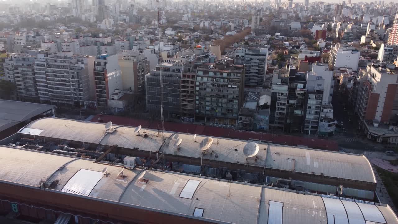 vista aérea de los edificios de la ciudad en una zona residencial y un gran estudio de televisión en buenos aires, argentina