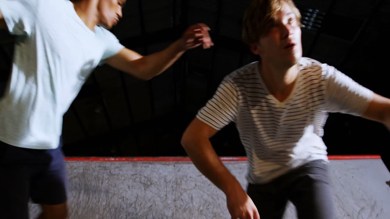 amigos hombres practicando patinaje 4k