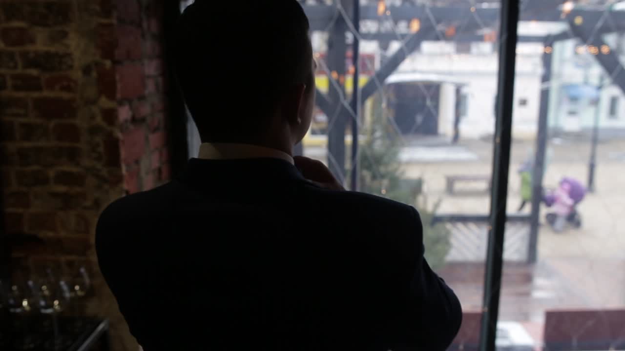 창밖을 바라보는 사업가