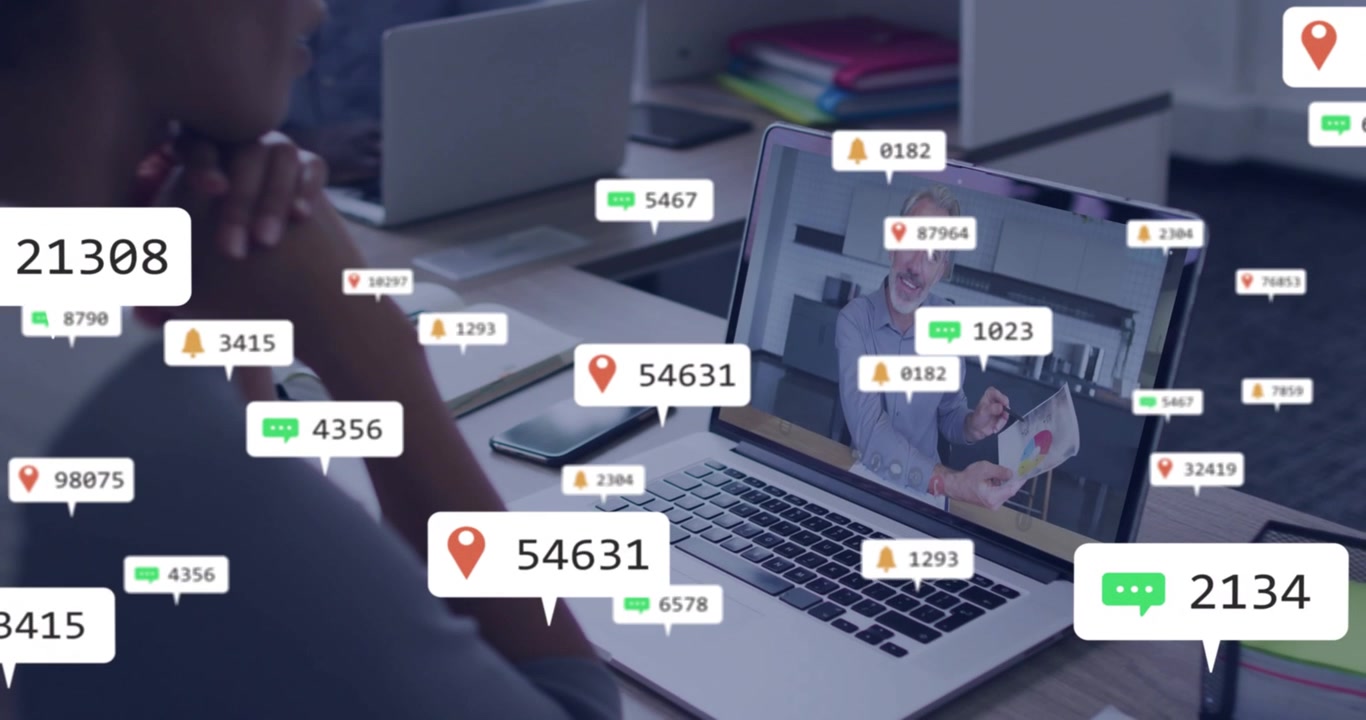 Wanita mengklik putar di laptop dalam pelatihan, melihat penjelasan grafik saat metrik notifikasi meningkat