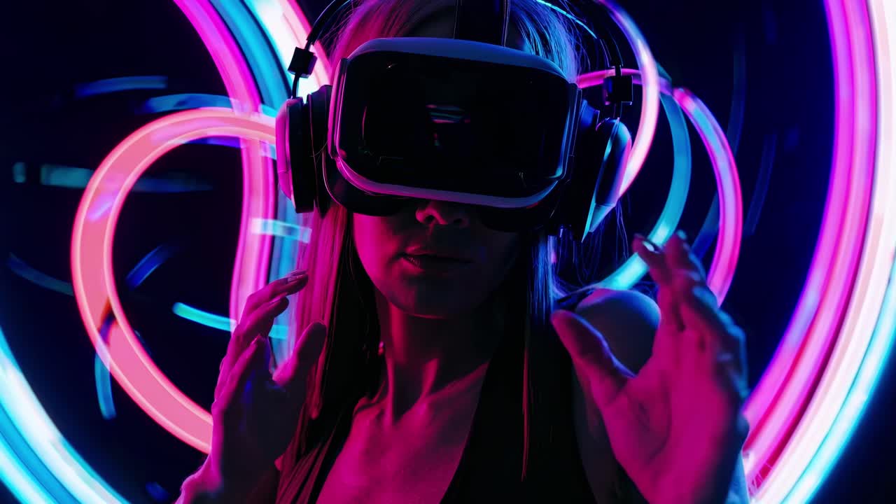 Una donna che indossa un visore VR interagisce con luci al neon in una stanza buia.