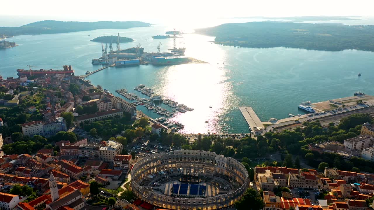 크로아티아의 라 (pula) 의 공중 파노라마 뷰 (aerial panoramic view) - 로마 암피테아트레, 마리나 (marina) 및 해가 지는 항구.