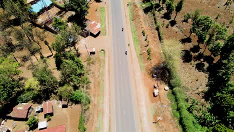 Pueblo-Rural-De-Kenia-Con-El-Kilimanjaro-Al-Fondo