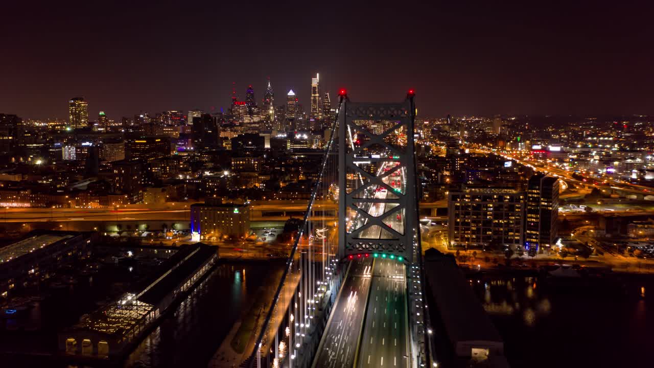 밤에 벤 프랭클린 브리지 필라델피아 위의 항공 타임  ⁇ 스 도시 풍경