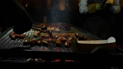 salchichas encendidas en la parrilla de barbacoa