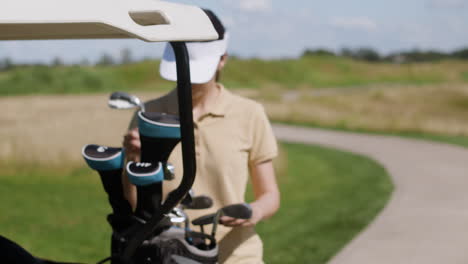 Kaukasische-Frau-In-Einem-Auto-Auf-Dem-Golfplatz.