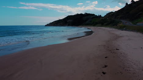 Waves-crashing-on-the-shore-at-Makorori-beach,-Gisborne,-New-Zealand