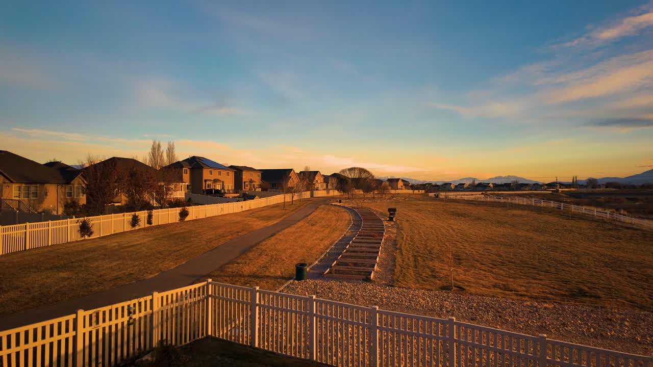 panorámica del atardecer a la noche lapso de tiempo desde un patio trasero con vistas a un parque
