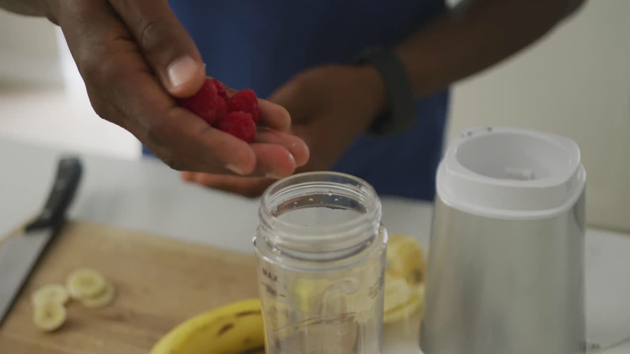 video de un hombre mayor afroamericano preparando un batido