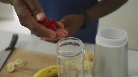 video de un hombre mayor afroamericano preparando un batido