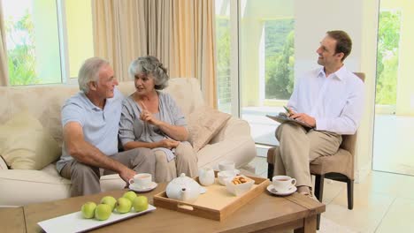 Pareja-De-Ancianos-Hablando-Con-Un-Hombre