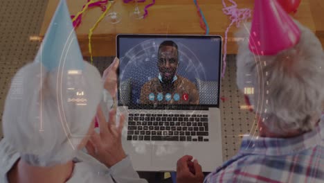 animación del escaneo del alcance sobre una pareja mayor con sombreros de fiesta usando una computadora portátil en una videollamada en la parte trasera