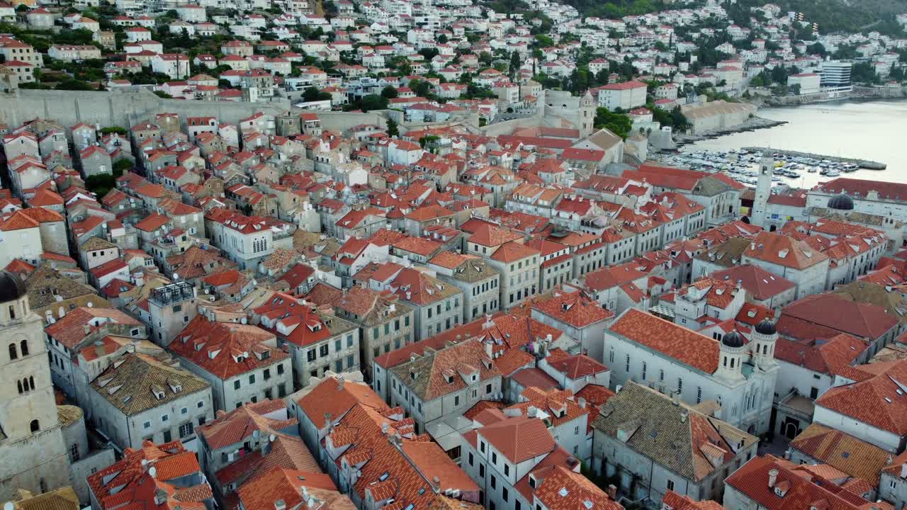 크로아티아 의 중세 도시 인 두브로브니크 의 빨간색 지붕, 공중 높은 각도