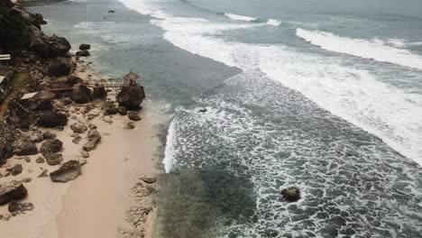 vista aérea, una playa escondida, a saber, playa watu lawang, ubicada en gunung kidul, yogyakarta, indonesia