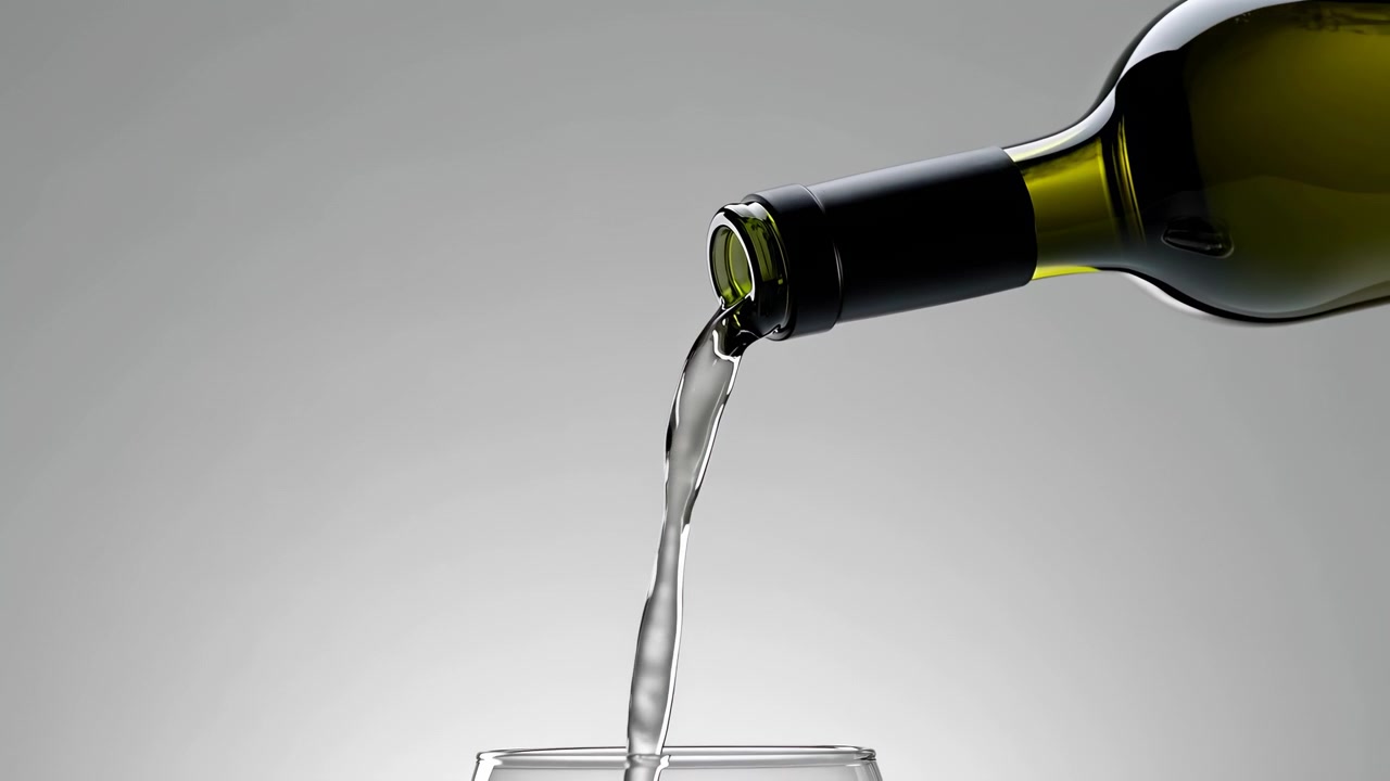 Nærbilde i studio av et produkt som viser en mørk olivenfarget glassflaske vippet over et klart glass mens gjennomsiktig væske helles i en jevn strøm, med myke høydepunkter, minimalistisk bakgrunn og et raffinert uttrykk