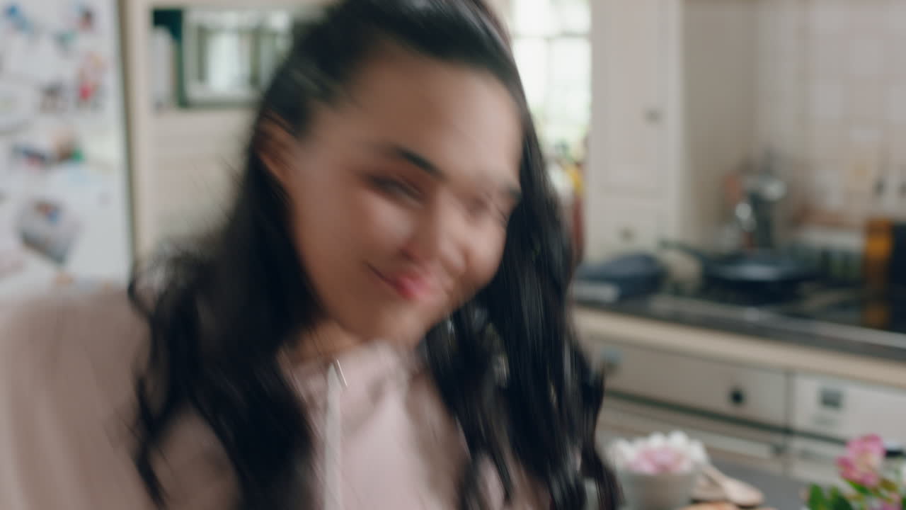 행복한 과체중 십대 소녀가 부 ⁇ 에서 춤을 추고 즐겁게 주말을 축하하고 집에서 재미있는 춤 동작을 하고 주말 축하를 즐기고