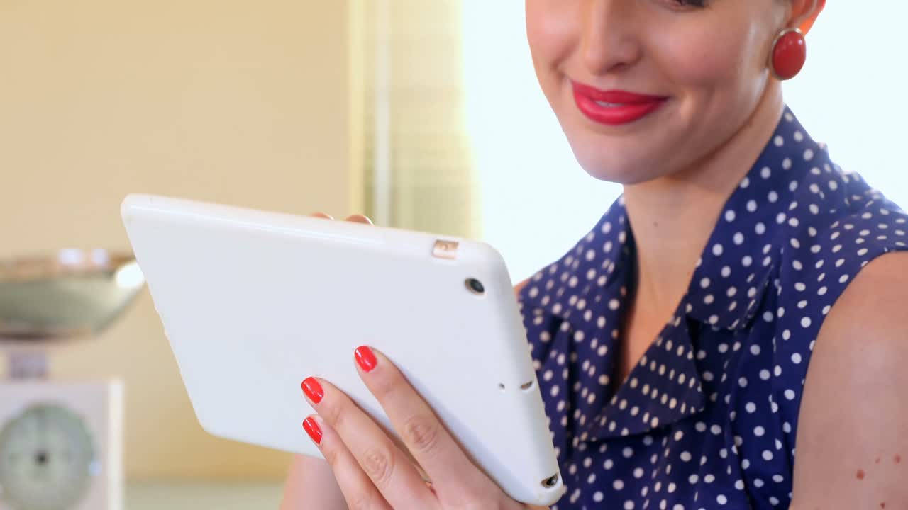 mujer usando una tableta digital 4k