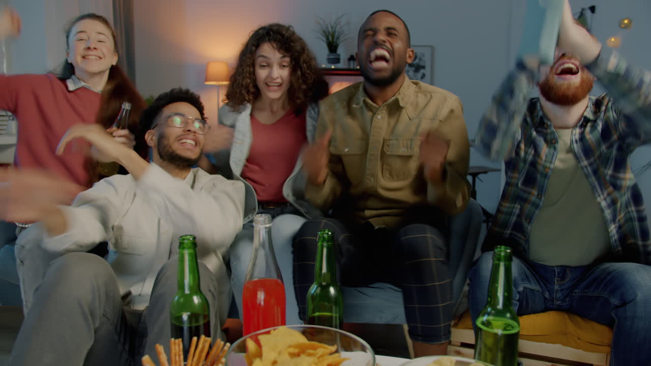 amigos viendo un juego.