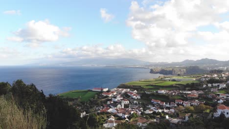 imágenes de drones de 4k que revelan un paisaje panorámico de una hermosa comunidad costera en azores, portugal