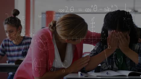 animación de fórmulas matemáticas moviéndose sobre una maestra caucásica apoyando a una niña que llora en la escuela