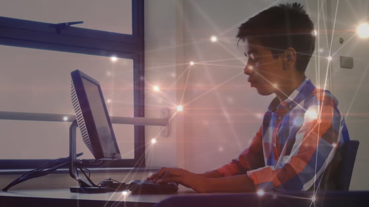 red brillante de conexiones contra el niño que usa la computadora en la escuela primaria