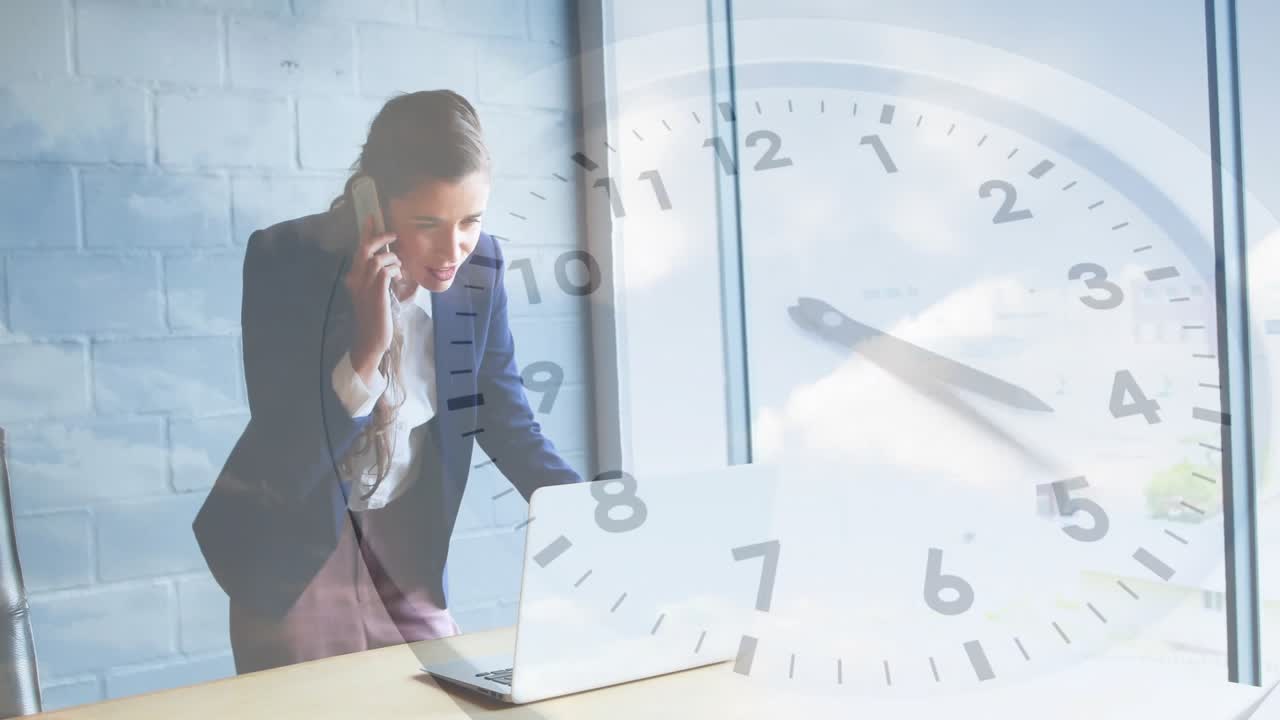 Donna che risponde a una chiamata sullo smartphone sul laptop aziendale, con un orologio traslucido che avanza, mentre parla e festeggia.
