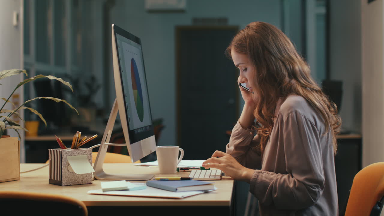 donna d'affari che parla mobile in coworking. donna potente che spiega gli errori